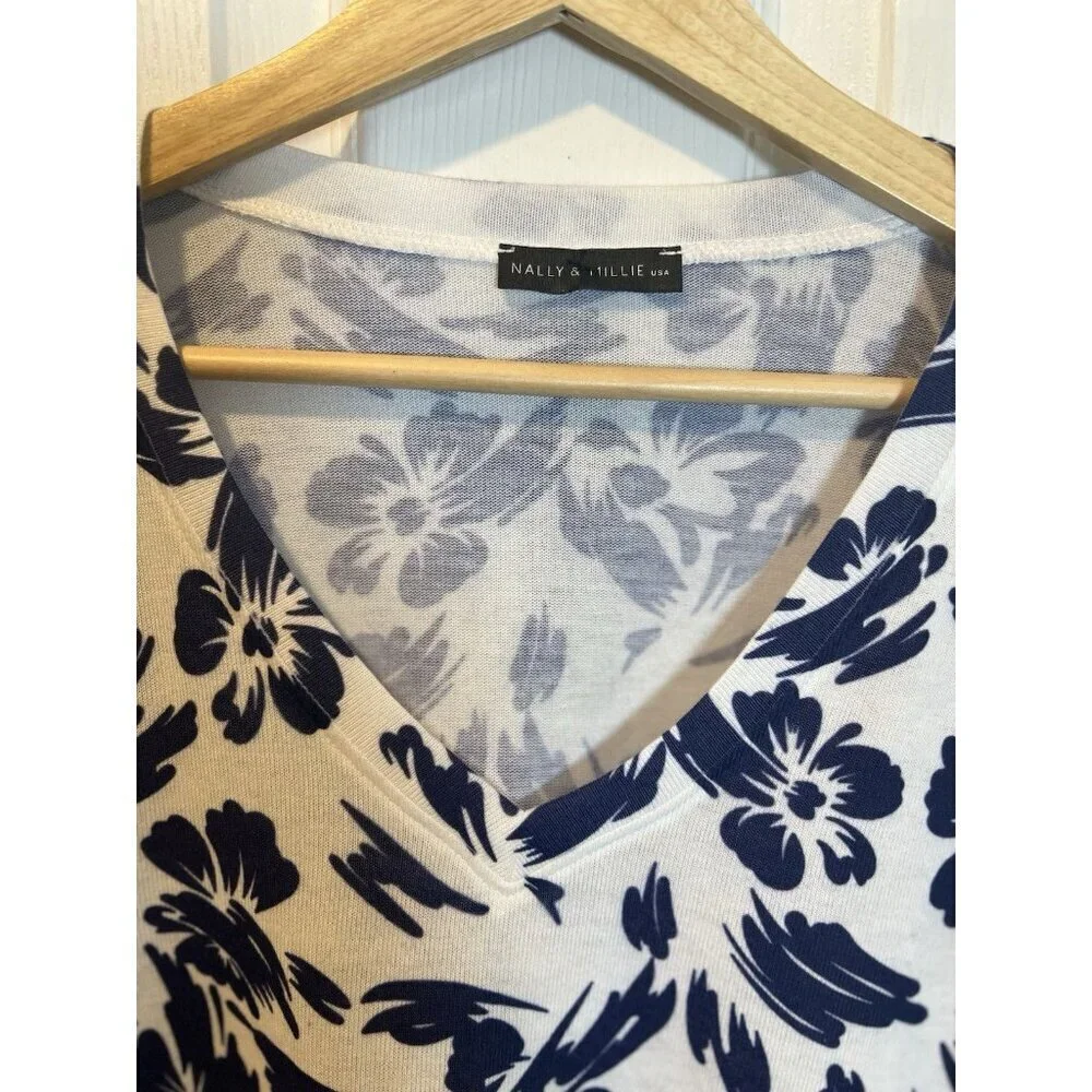 Nally & Millie 3/4 Sleeve Floral V-Neck Top Small Knit Blue Navy White NWT - Picture 5 of 6